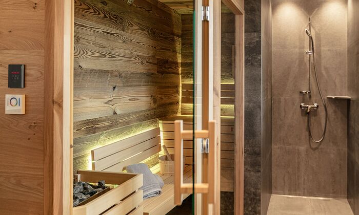 Sauna und Dusche im Badezimmer